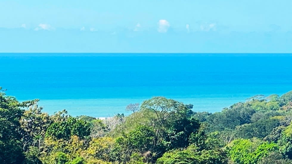 Casa Linda Vista with Ocean View Above Dominical Beach