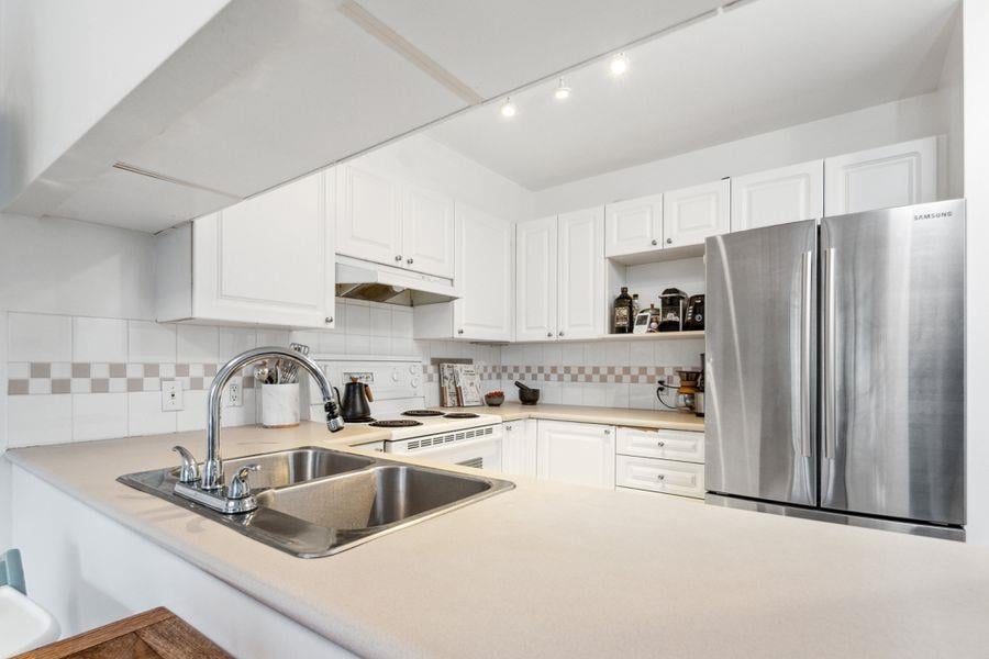 307-929 W 16th Ave