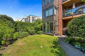 104-300 Waterfront Cres