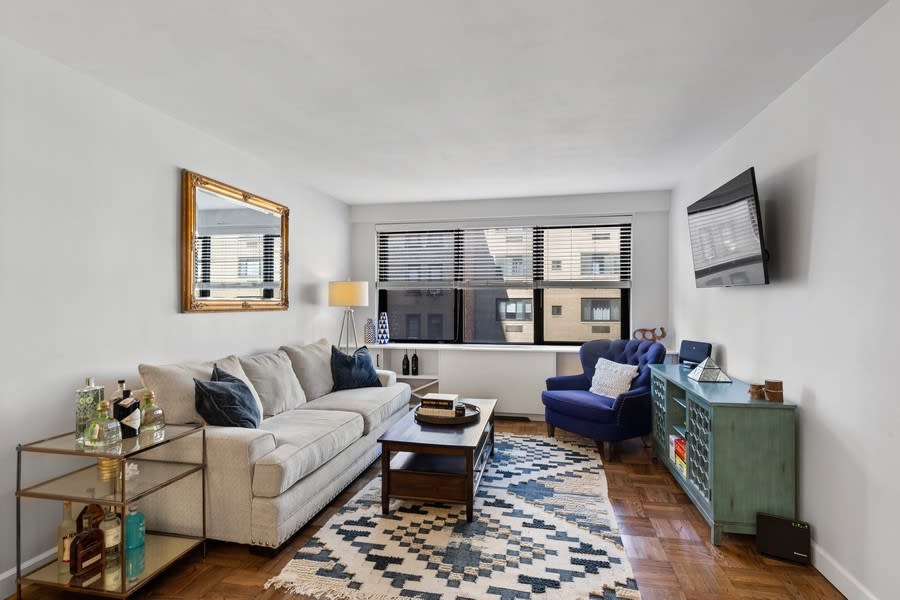 200 E 27th St, #6L