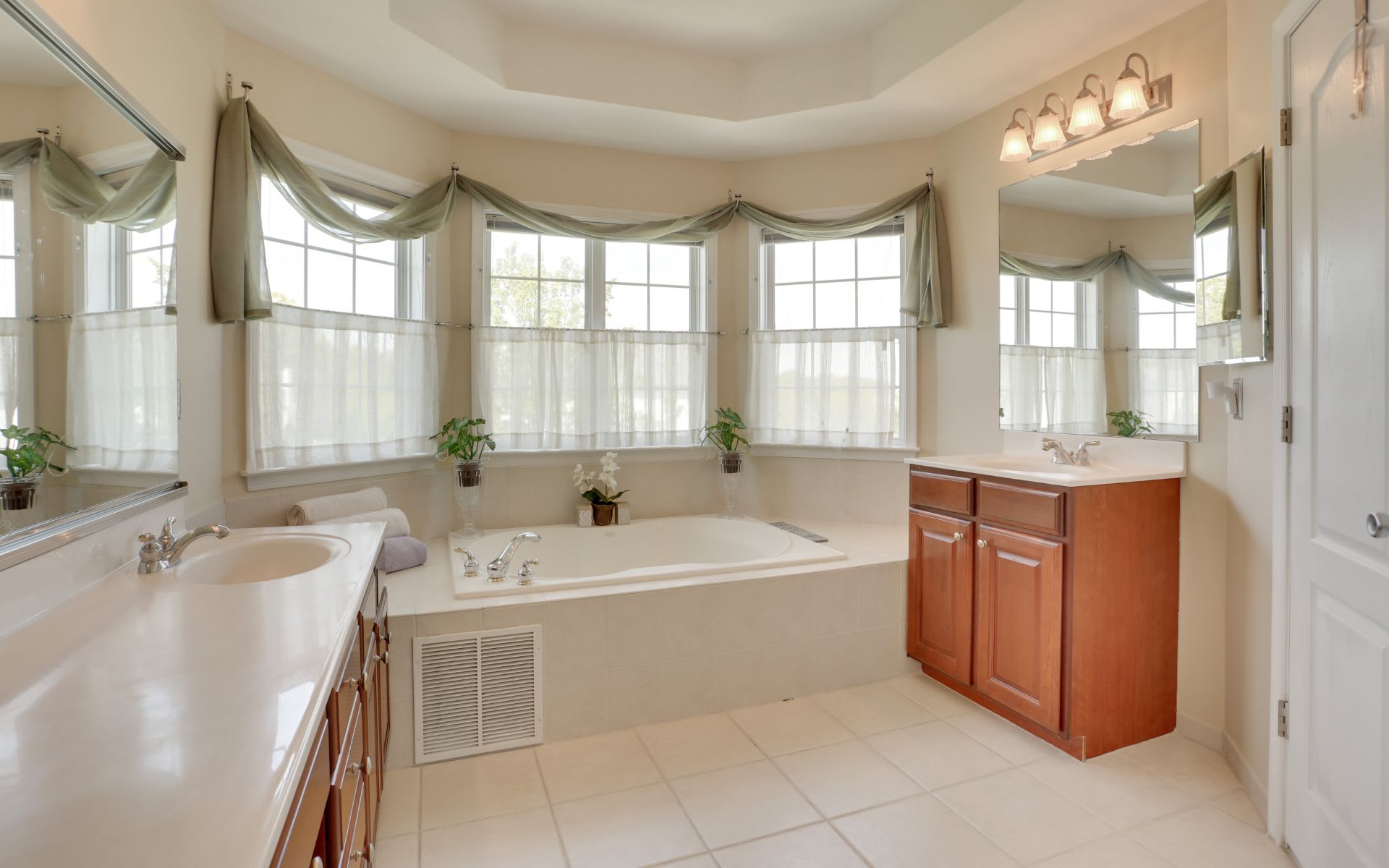 8 SHOREHAM CT