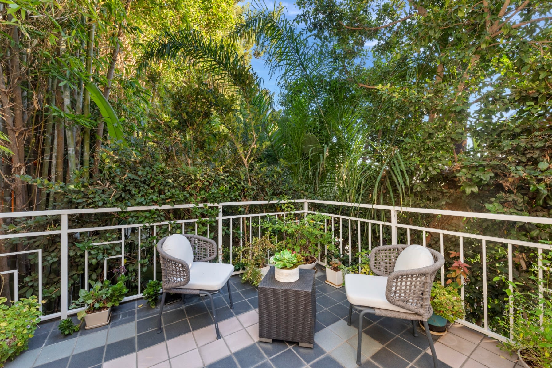 1554 N Doheny Dr