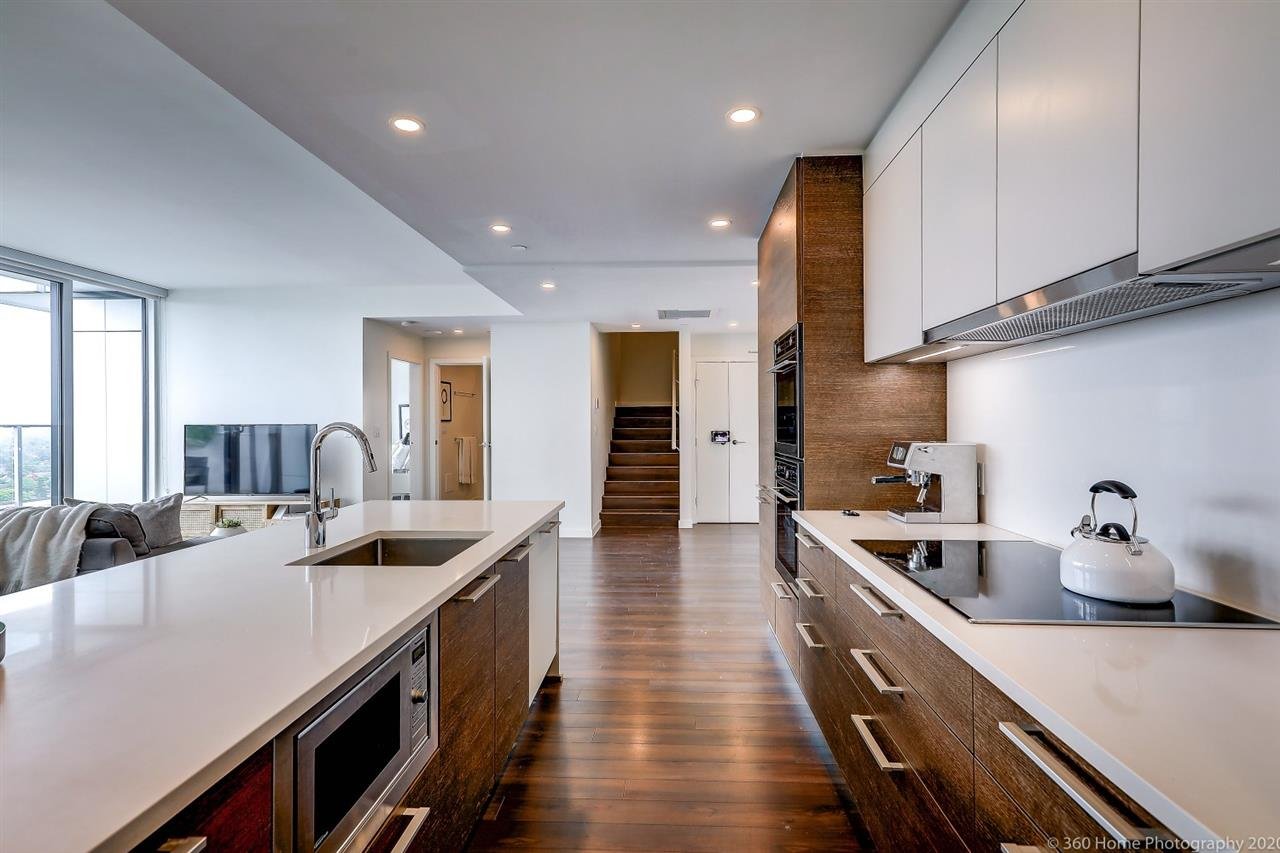 PH2-285 E 10th Ave