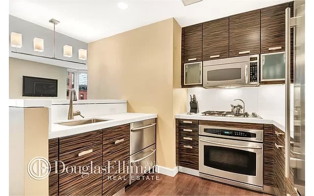 225 East 34th Street Unit: 5E