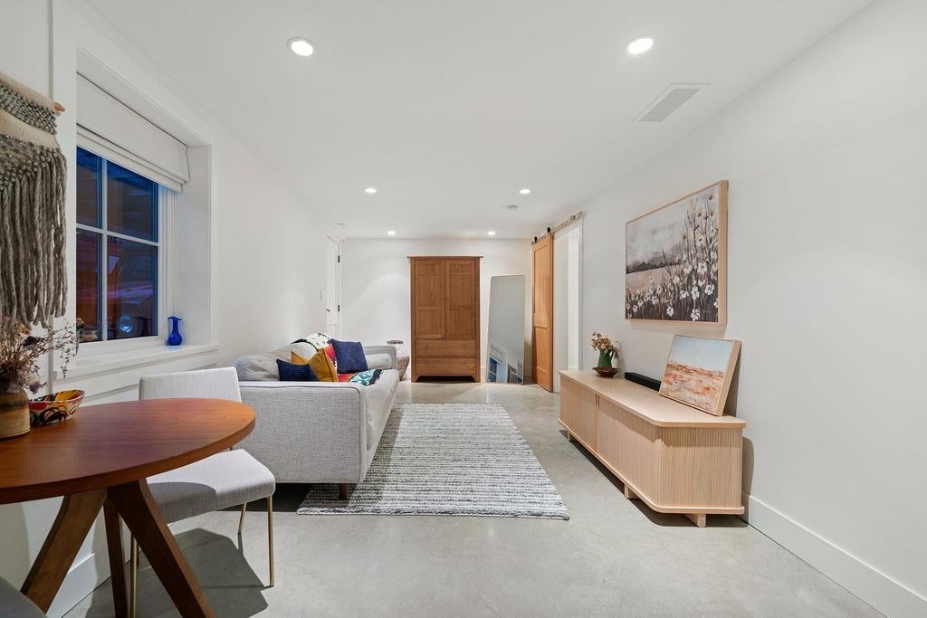 230 E 28 St