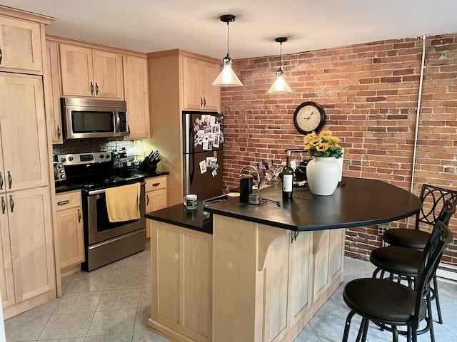 Warren Avenue - 2 bedroom 1 bathroom w. private Yard and In-unit Laundry! 