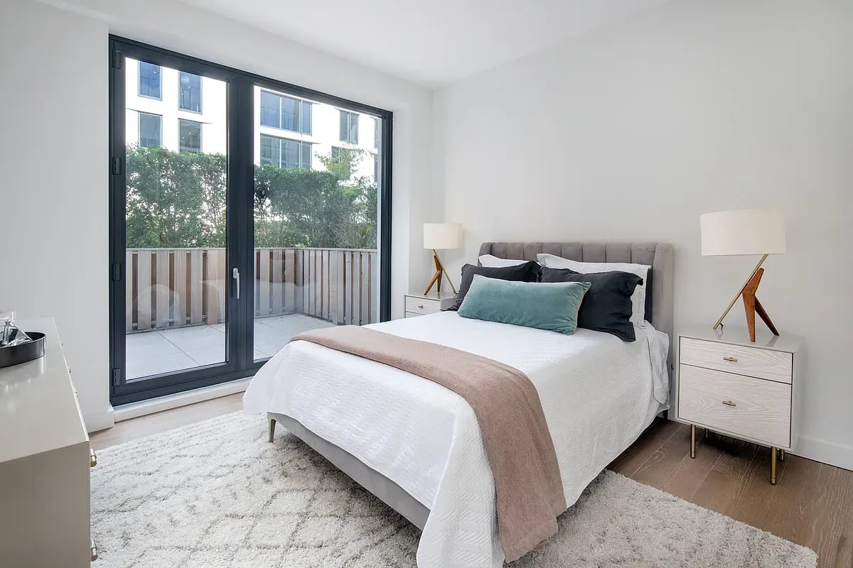500 West 45th Street Unit: 525