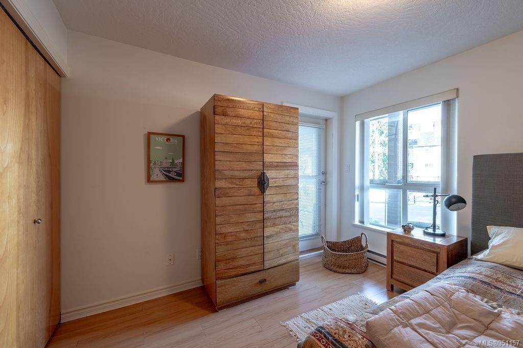 202-1225 Fort St