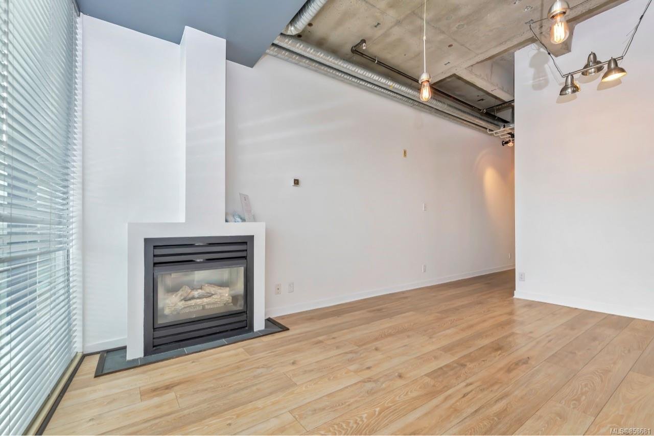 209-1061 Fort St