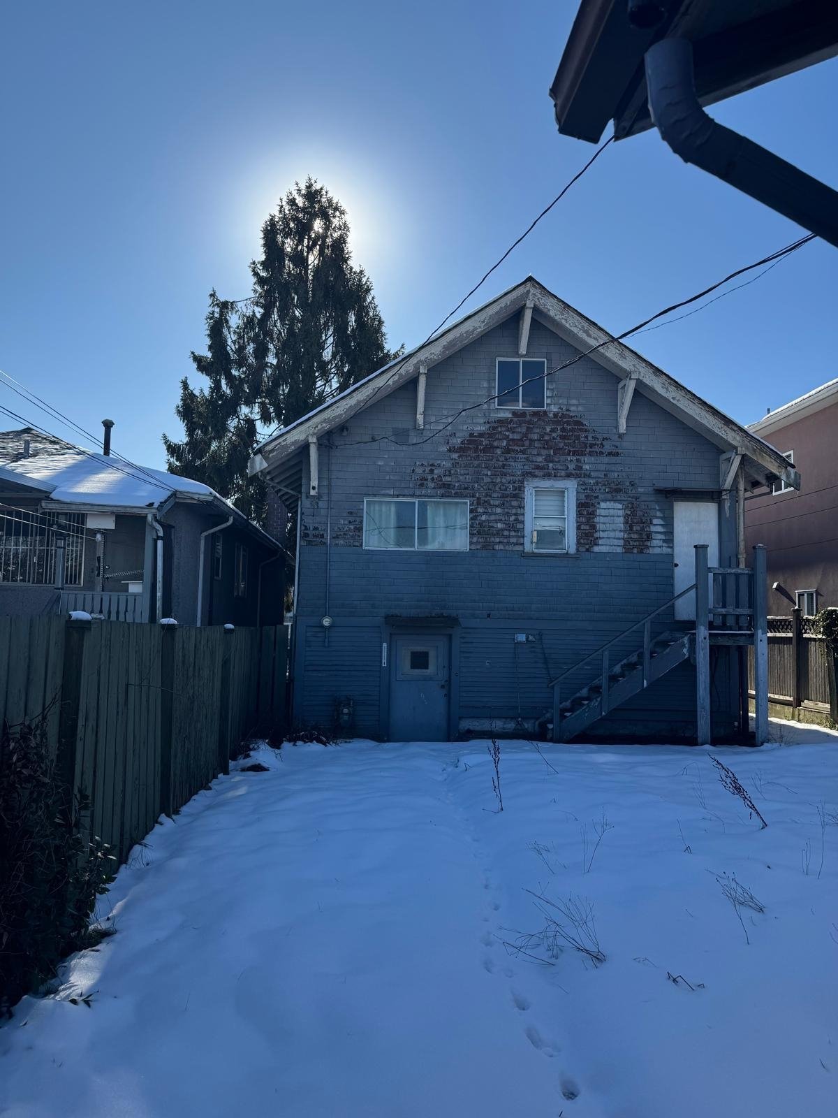 2117 E 54th Ave