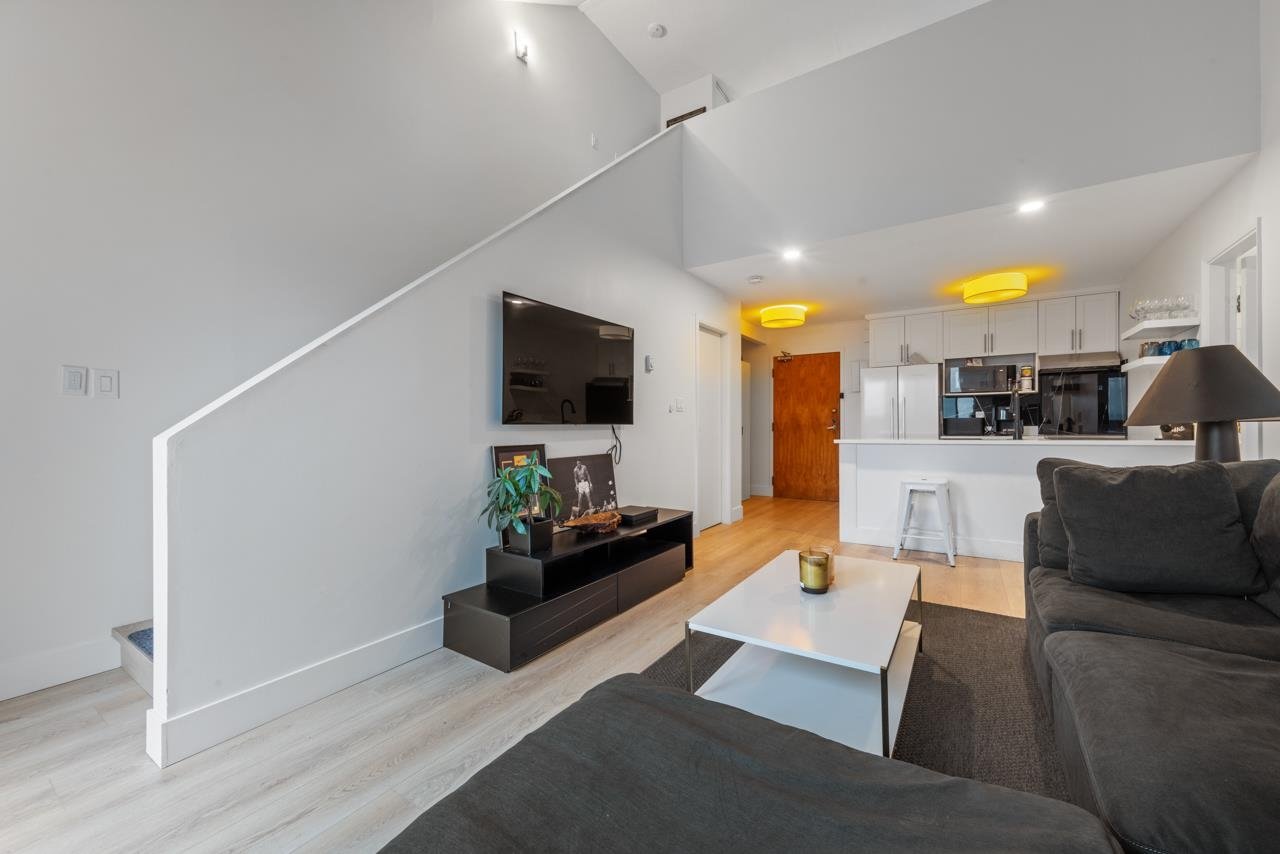 302-2458 York Ave