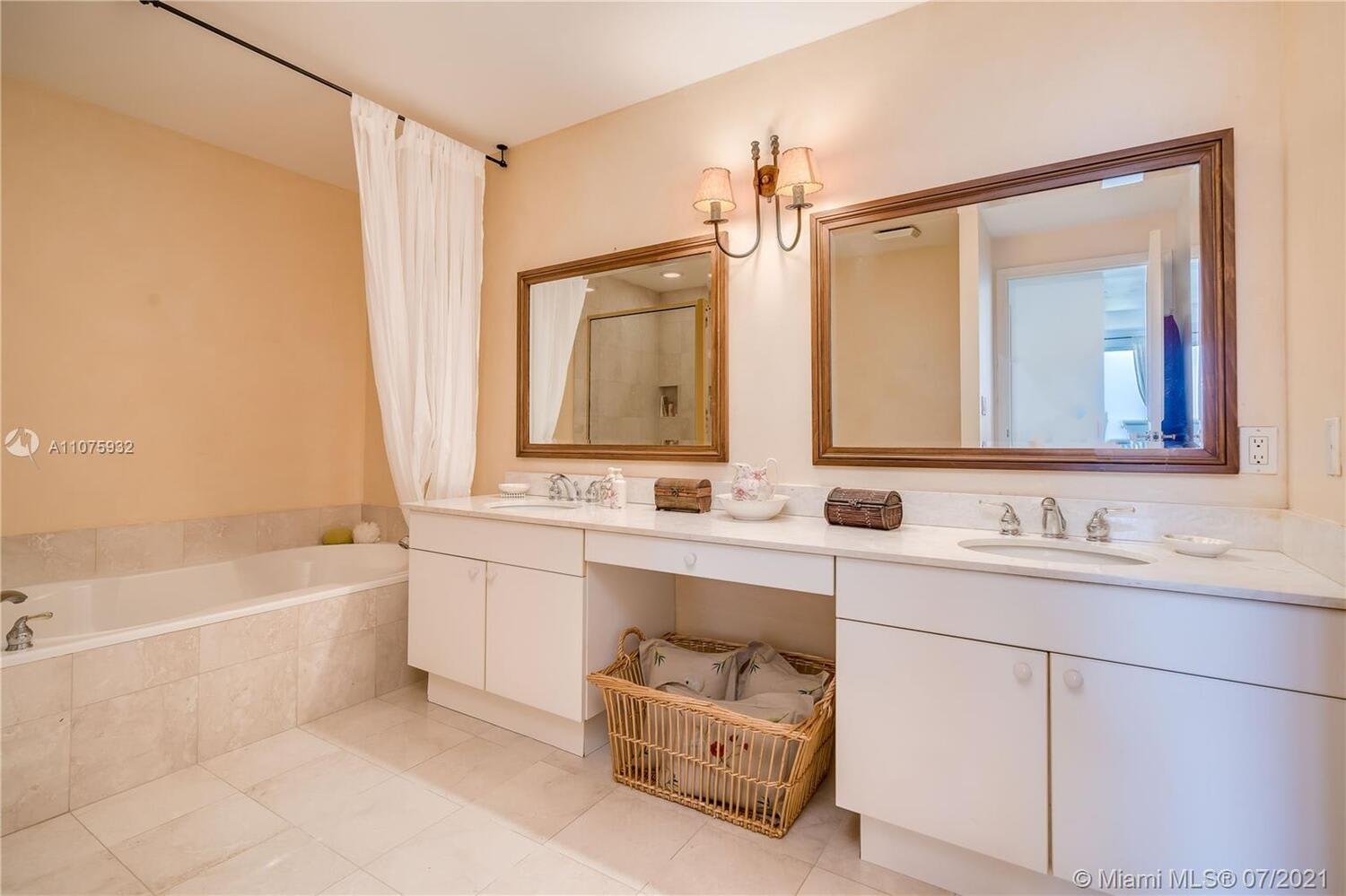 9601 Collins Ave, #505