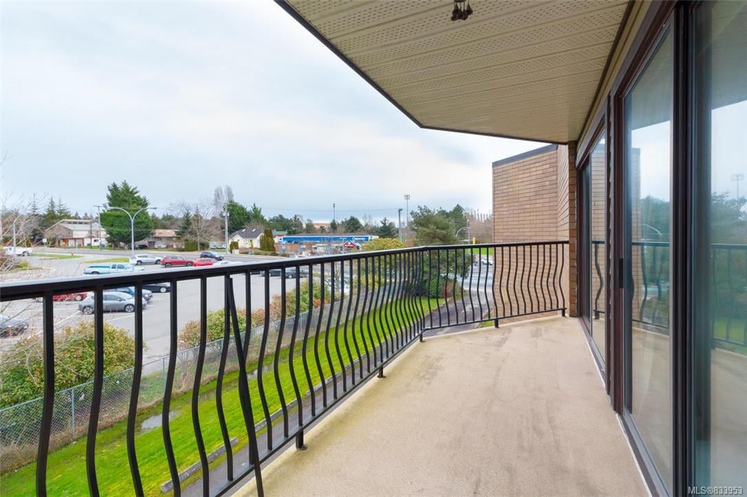 321-1870 McKenzie Ave, Saanich