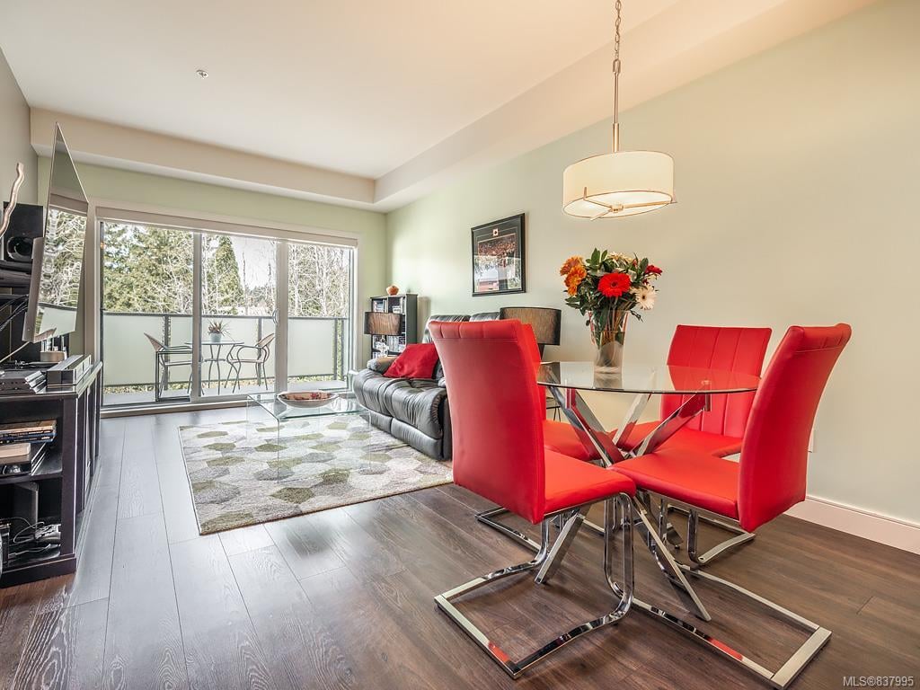 302-7111 W Saanich Rd