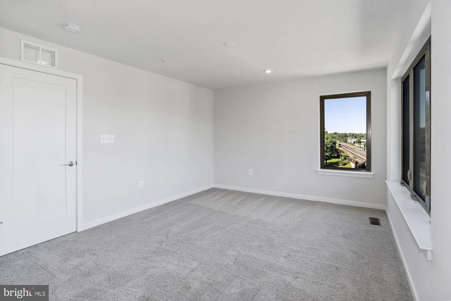 864 Thompson Cres