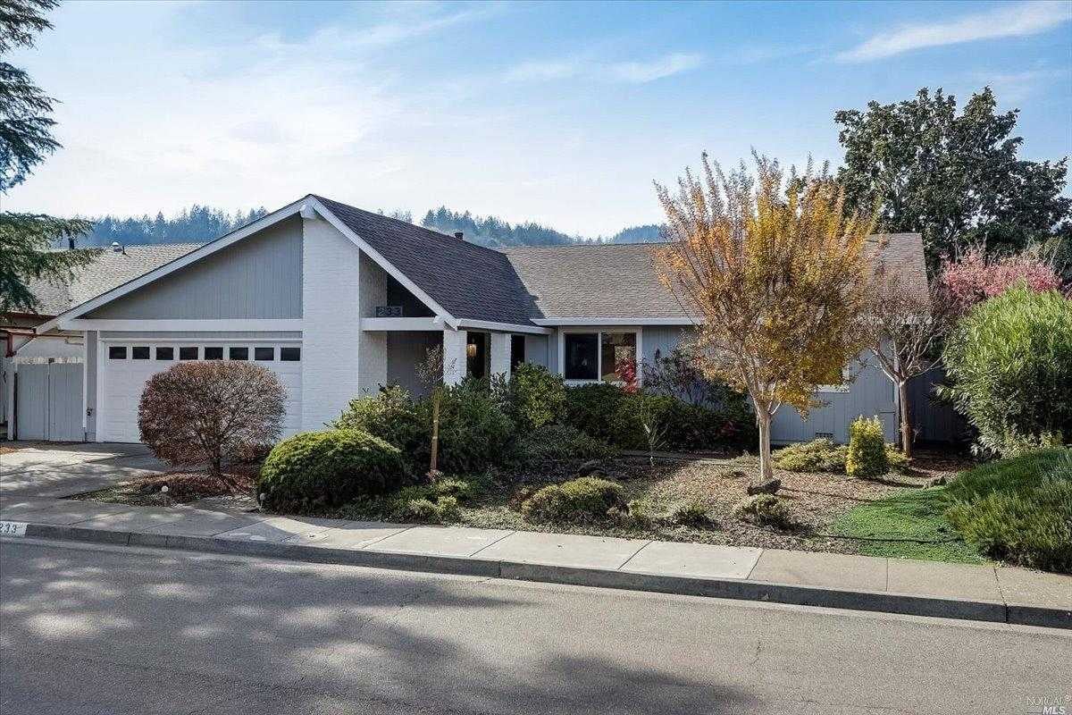 233 Valley Oaks Dr