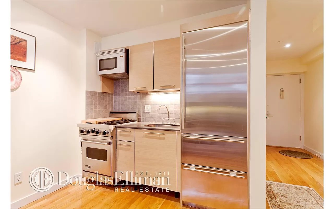 215 East 81st Street Unit: 5D