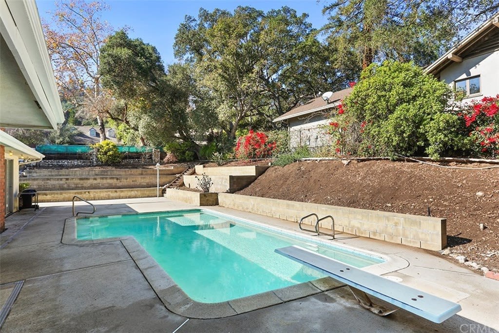 1099 Pine Oak Lane