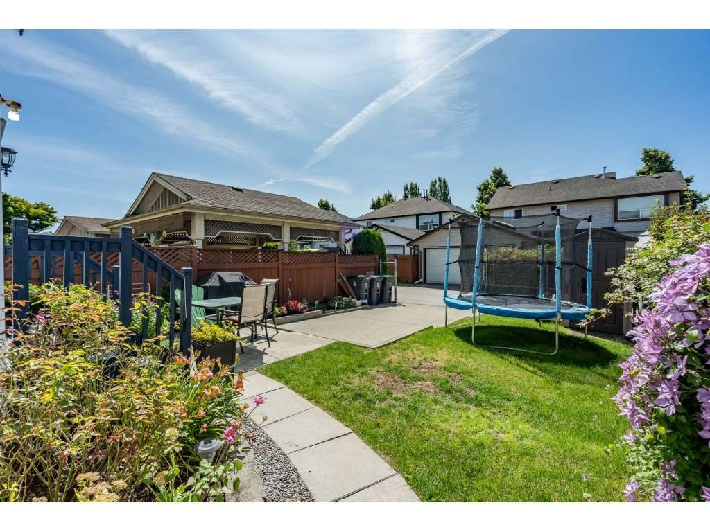 18498 64a Ave