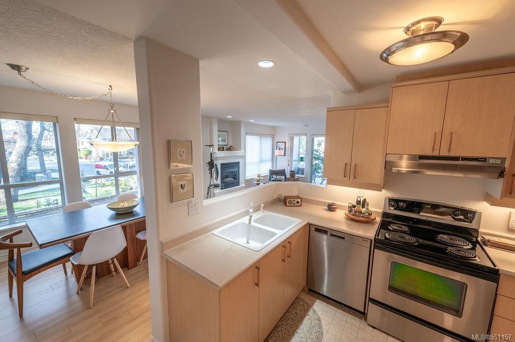 202-1225 Fort St