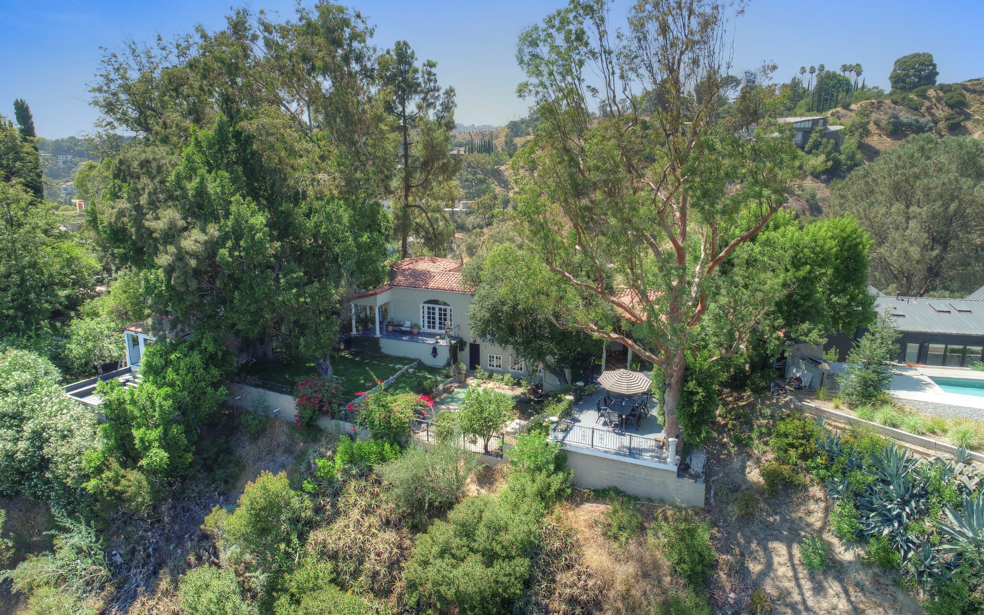  3110 Hollyridge Dr