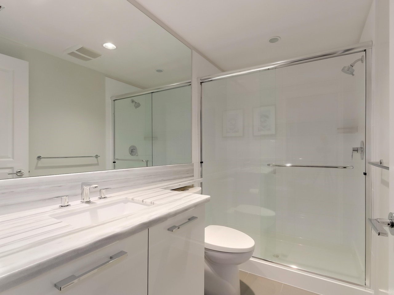 501-3093 Windsor Gate