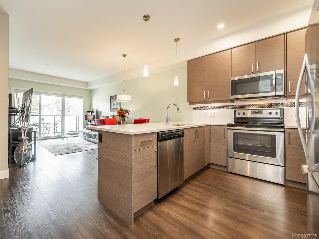 302-7111 W Saanich Rd