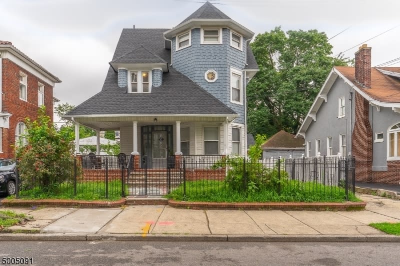 74 Leslie St