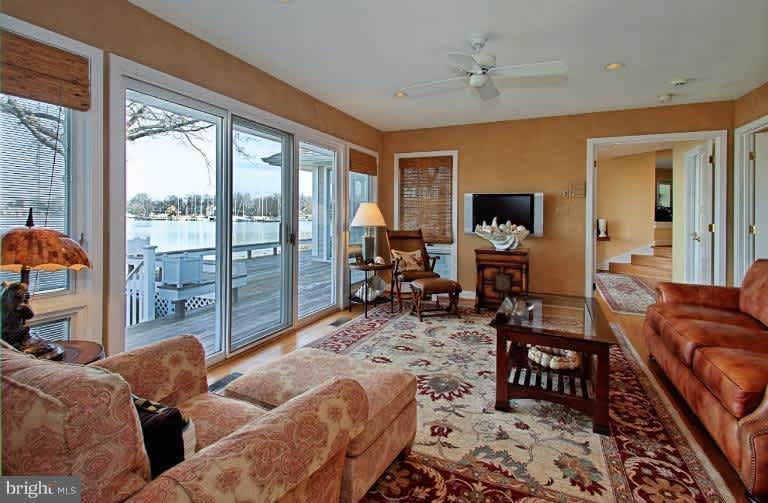 198 Lake Dr W