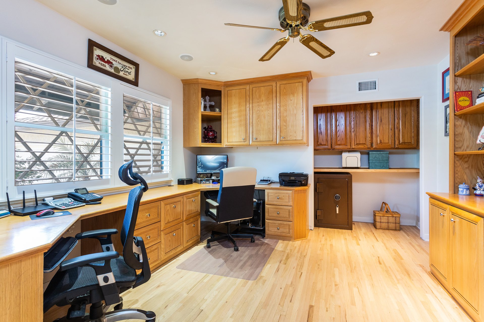 23728 Tiara St, Woodland Hills