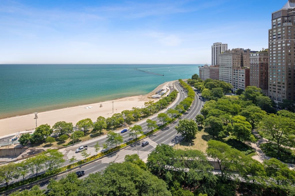 Premiere Gold Coast Condo: 1040 N. Lake Shore #18B