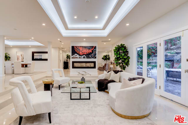 4450 Hayvenhurst Ave