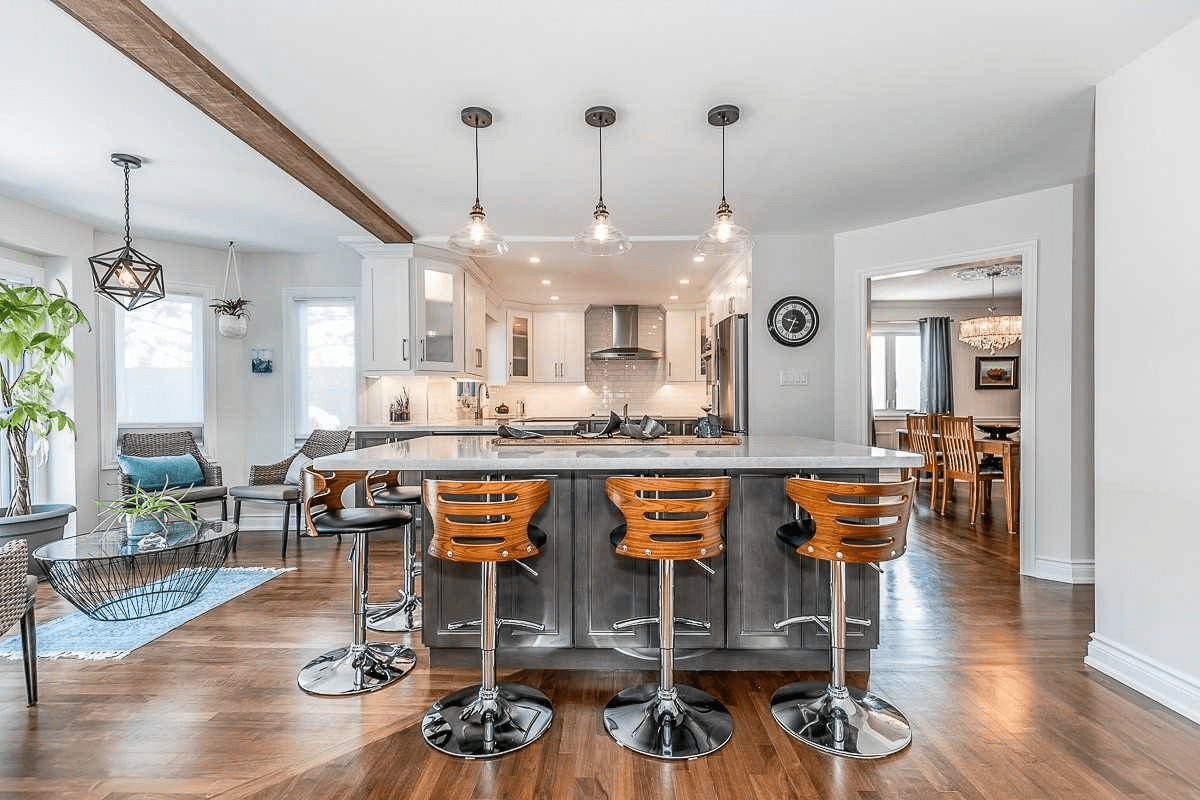 318 W Kennedy St NE