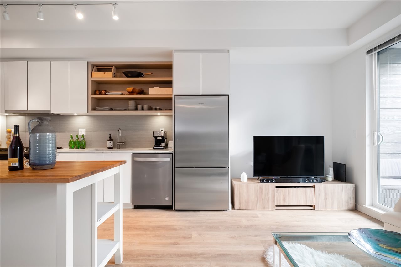 209-725 Marine Dr
