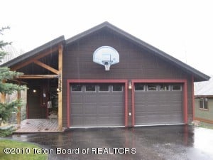 325 Pine Dr