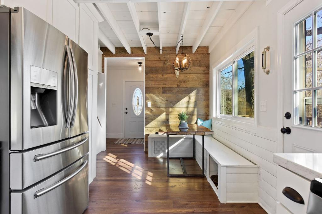1115 Holly Ln