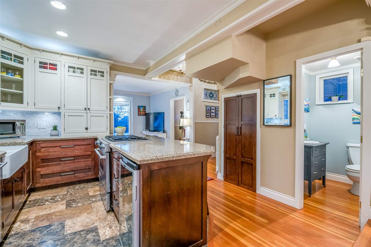 236 W 5th St