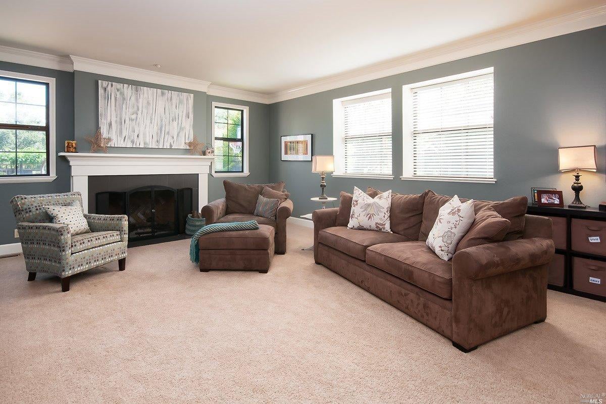 6 West Brooke Dr