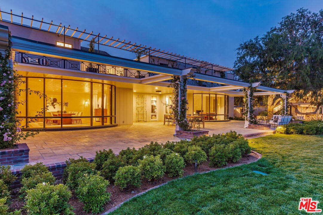 Bob Hope's Glistening Toluca Lake Estate Near Hollywood for Sale for $29M. See It