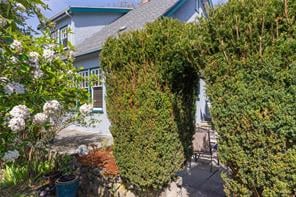 1051 Leslie Dr