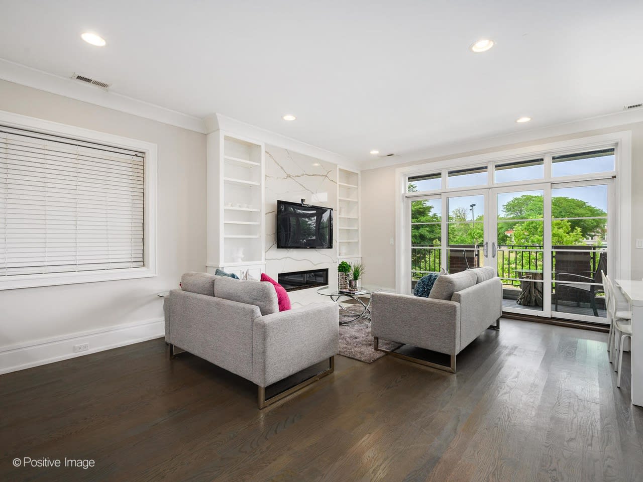2040 N Burling