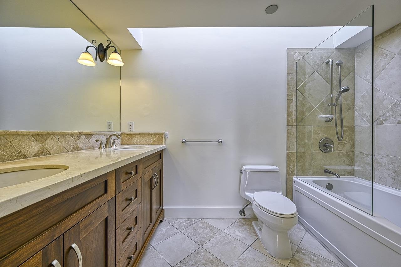 302-2455 Bellevue Ave