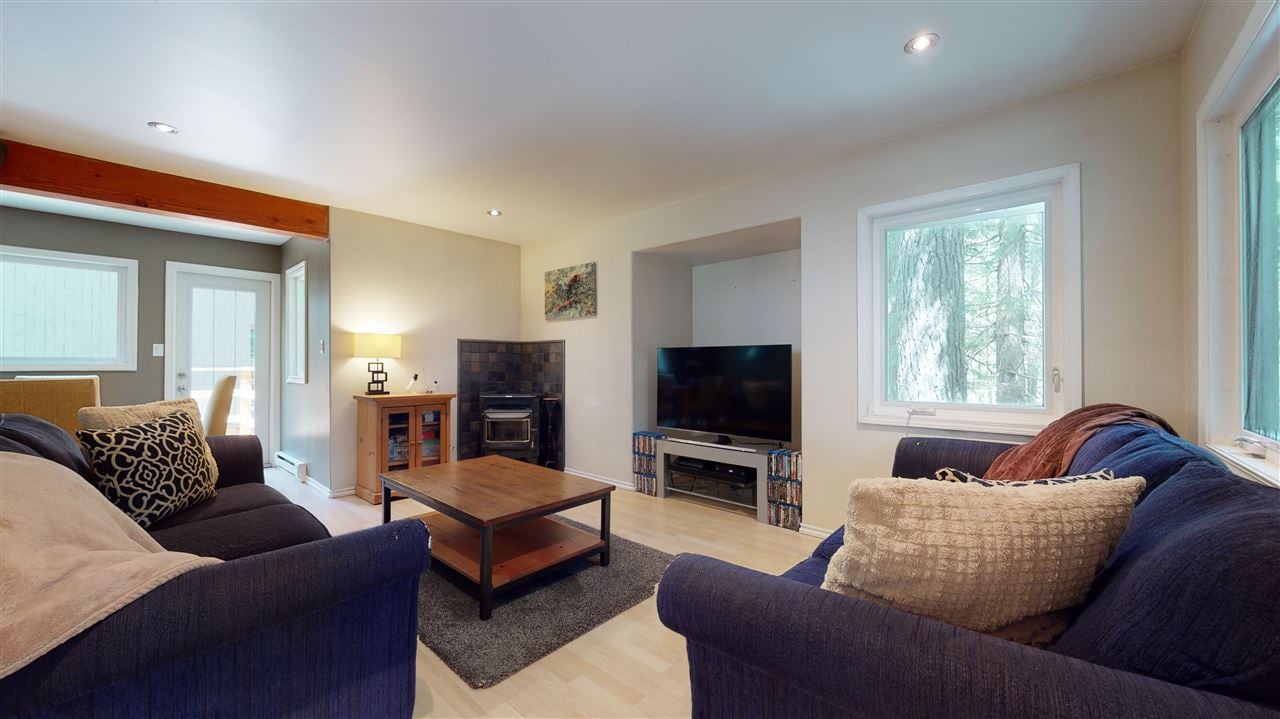 3142 Tyrol Cres