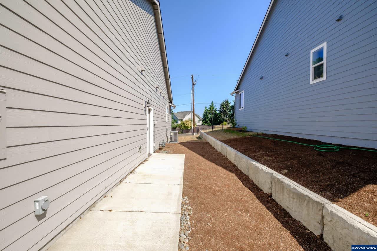 708 NW George Ct