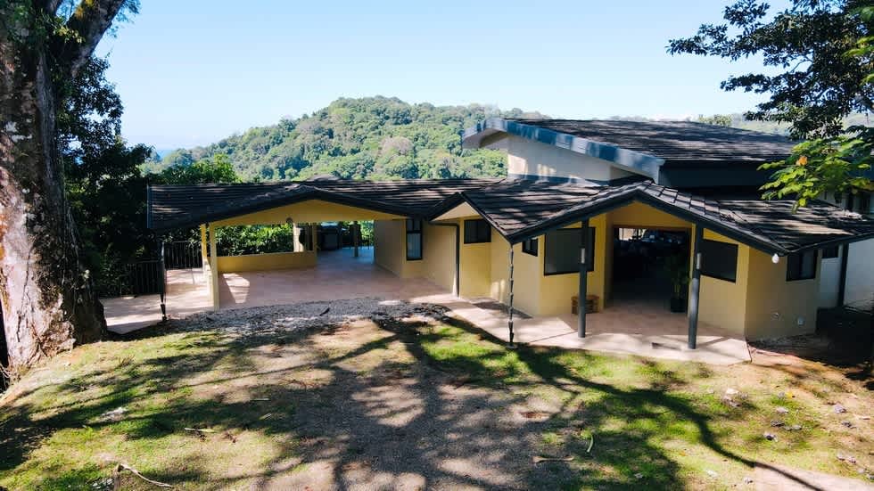 Casa Linda Vista with Ocean View Above Dominical Beach