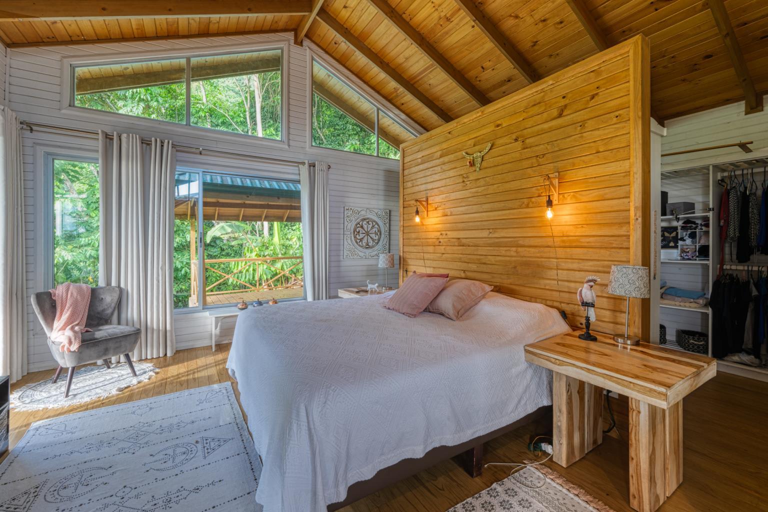 Exceptional Retreat Center on 62 Acre in Tinamastes