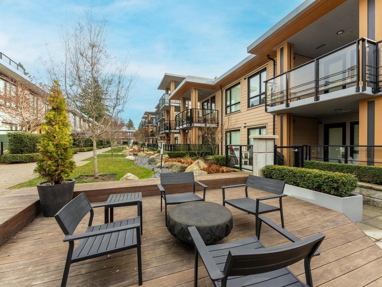302-3220 Connaught Cres
