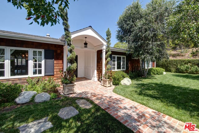 1221 Roberto Ln