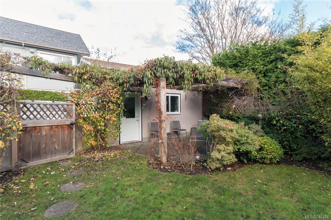 557 Falkland Rd
