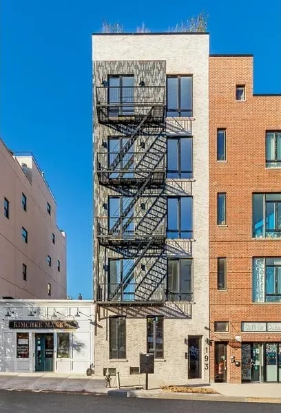 193 Greenpoint Avenue Unit: 2-B